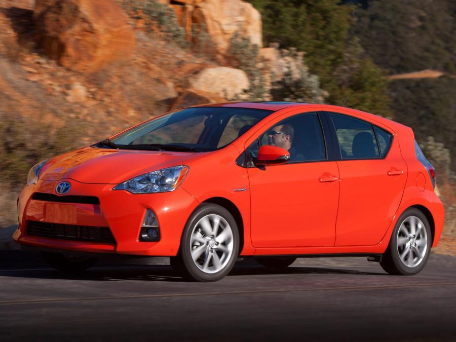  Toyota Prius C 2012 года  (фото 7 из 87)